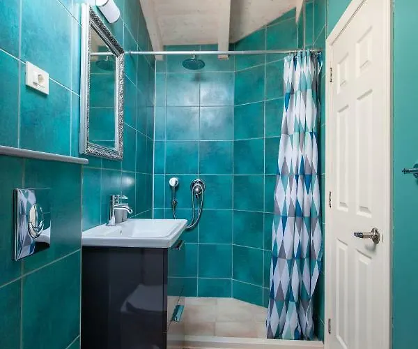 Seafront Center Fyaka 公寓 *